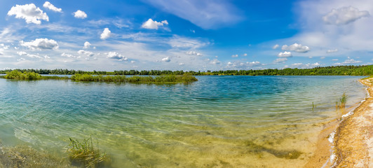 Obraz premium Landscape with berezovoi water in an abandoned quarry.
