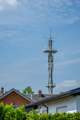 Obraz premium Mobilfunkmast in einer Ortschaft