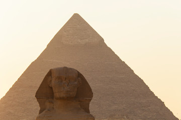 La Esfinge y la pirámide de Kefrén, Meseta de Giza, El Cairo, Valle del Nilo, Egipto.
