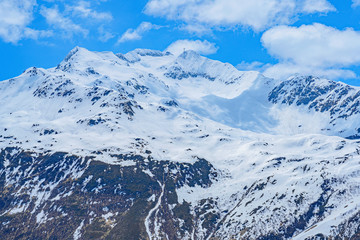 Wolkenhimmel mit Schneebergen, aus der Sicht des Oberalppasses, ob Andermatt, Uri, Schweiz