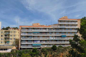 Immeubles de vacance avec balcons soleil au soleil avec ciel bleu.