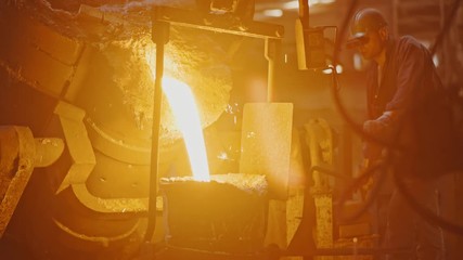 Smelting of liquid metal from blast furnace into the scoop container at the metallurgical plant