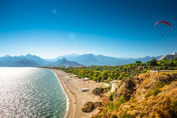 Naklejka premium Panoramiczny widok z lotu ptaka na wybrzeże Morza Śródziemnego i Antalya oraz plażę z paralotnią, Antalya, Turcja