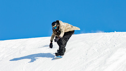 Snowboarder in azione su pista con neve fresca 