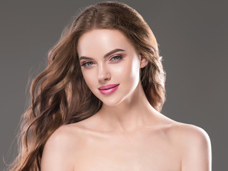 Naklejka premium Beauty woman healthy skin face hair and natural makeup beautiful portrait