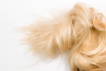 Naklejka premium Blond natural hair extensions isolated on white background. Clip