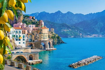 Fotobehang Mediterraans Europa Kleine stad Atrani aan de kust van Amalfi, provincie Salerno, regio Campanië in Italië