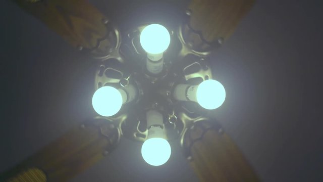 ventilador de techo con cuatro lamparas gira rapidamente
