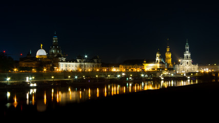 Fototapeta na wymiar Dresden in der Nacht