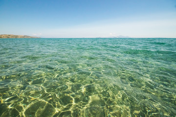 Meerblick mit blauem Himmel mit Land und Insel