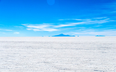 Fototapeta premium Landscape of incredibly white salt flat Salar de Uyuni, amid the Andes in southwest Bolivia, South America
