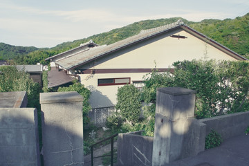 住人が去り放置されたままのアパートや住宅や一軒家