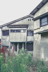 住人が去り放置されたままのアパートや住宅や一軒家