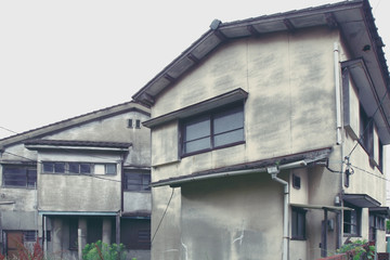 住人が去り放置されたままのアパートや住宅や一軒家