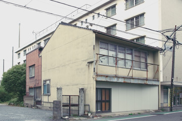 住人が去り放置されたままのアパートや住宅や一軒家
