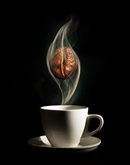 Gebrande koffiebonen. Zaden van vers gebrande koffie met rook. Koffiebonen close-up met nadruk op het graan met rook.
