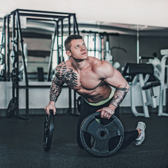 Obraz na płótnie Canvas bodybuilding coach conducts training in the fitness room