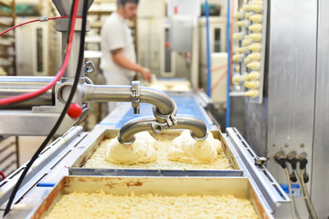 industrielle Produktion von Kuchen - Fliessband mit Teig in einer Großbäckerei // industrial production of cakes - conveyor belt with dough in a large bakery