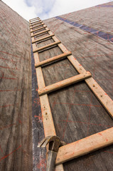 Dachdeckerleiter mit Latthammer auf Dach mit Dachpappe und Markierungen authentisch - Roofer ladder on roof with roofing felt and markings authentic