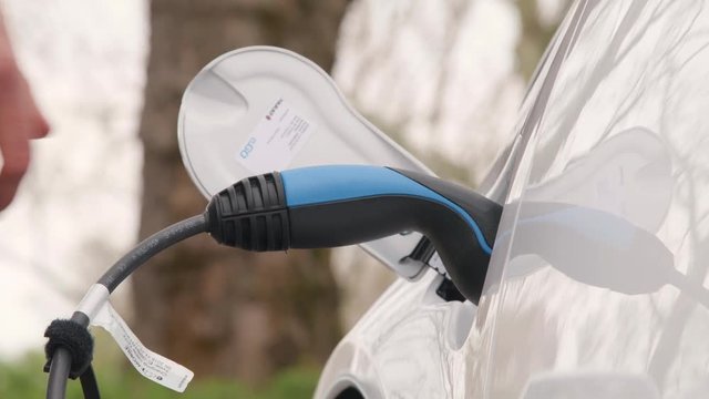 recharging the car / Opening tank cap