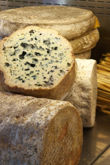 angeschnittener Blauschimmelkäse