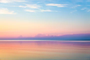 Stof per meter Zeegezicht met kleurrijke avondlucht. Natuurlijke achtergrond. Prachtige zonsondergang boven de zee in de Atlantische Oceaan. © udovichenko