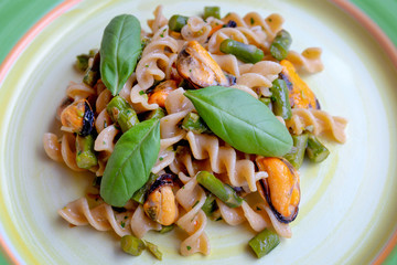 Mussels and asparagus pasta