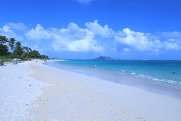 ハワイ：ラニカイビーチ　青く綺麗な空・海、遠浅の綺麗な砂浜