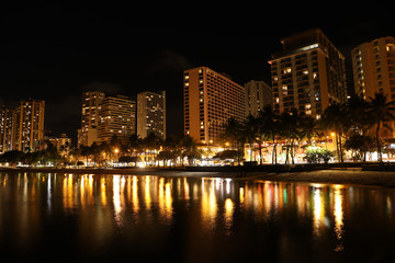 Fototapeta na wymiar ハワイ：オアフ島・夜景 ワイキキビーチの夜と綺麗な街灯り