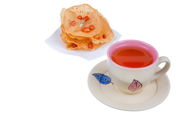 Obraz na płótnie Canvas Tea cup and rempeyek on white background