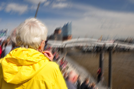 Hafenfest, eine Frau mit gelben Ostfriesennerz im Hafen beim Hafenfest