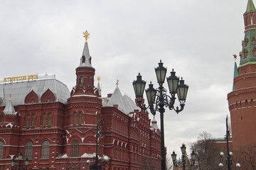 Obraz premium Lanterns on the background of the Historical Museum in Moscow, Russia