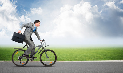Obraz premium Young man riding bicycle on highway