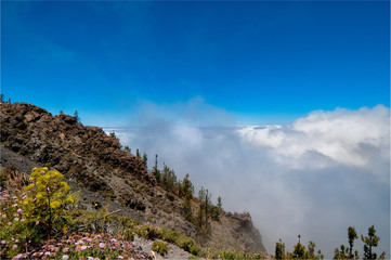 Berghaenge in den Wolken