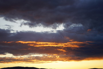 Obraz premium Red and Orange Sunset with Clouds