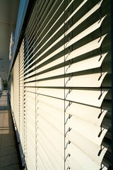 Jalousie als Sonnenschutz am Fenster eines B&uuml;rogeb&auml;udes in Berlin