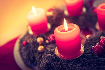 Obraz na płótnie Canvas Traditional Christmas decoration: Advent wreath with red lights
