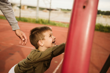 Obraz premium A little boy on a basketball court