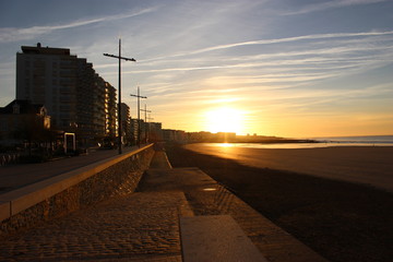 Coucher de soleil sur le remblai aux sables d'Olonne