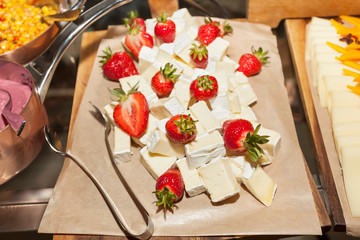 Brie cheese with strawberries - Healthy snack