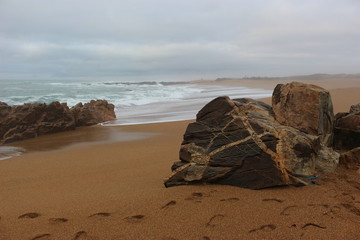 Rochers sur la plage de la côte sauvage en hiver (Les sables d'Olonne, Vendée)