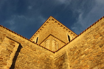 Le prieuré saint Nicolas au coucher de soleil