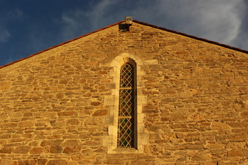 coucher de soleil sur un mur du prieuré saint-Nicolas