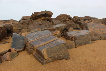 rochers zébrés vers la plage de Sauveterre en Vendée