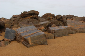 Rochers sur la plage sauvage près des Sables d'Olonne