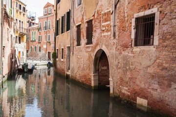 Fototapeta na wymiar Antiguo canal de Venecia 