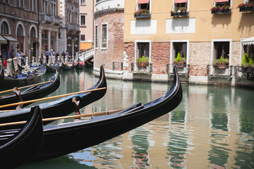 Fototapeta na wymiar Góndolas en un canal de Venecia