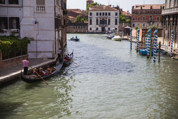 Fototapeta na wymiar Góndola navegando por un canal de Venecia