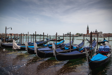 Góndolas de Venecia en la laguna