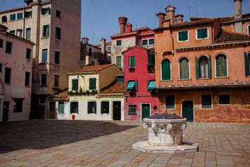 Plaza con un pozo de agua en Venecia